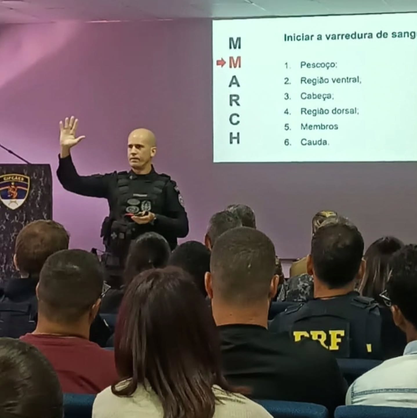 Condutor com cão em treinamento